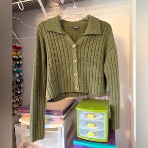 Cropped green sweater - collared - button up